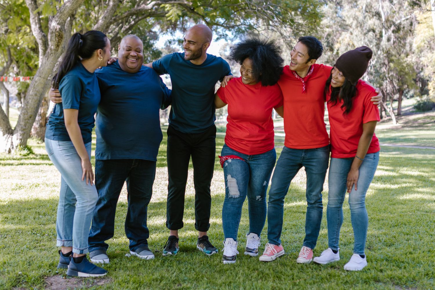 Un groupe de personnes diverses, souriantes
