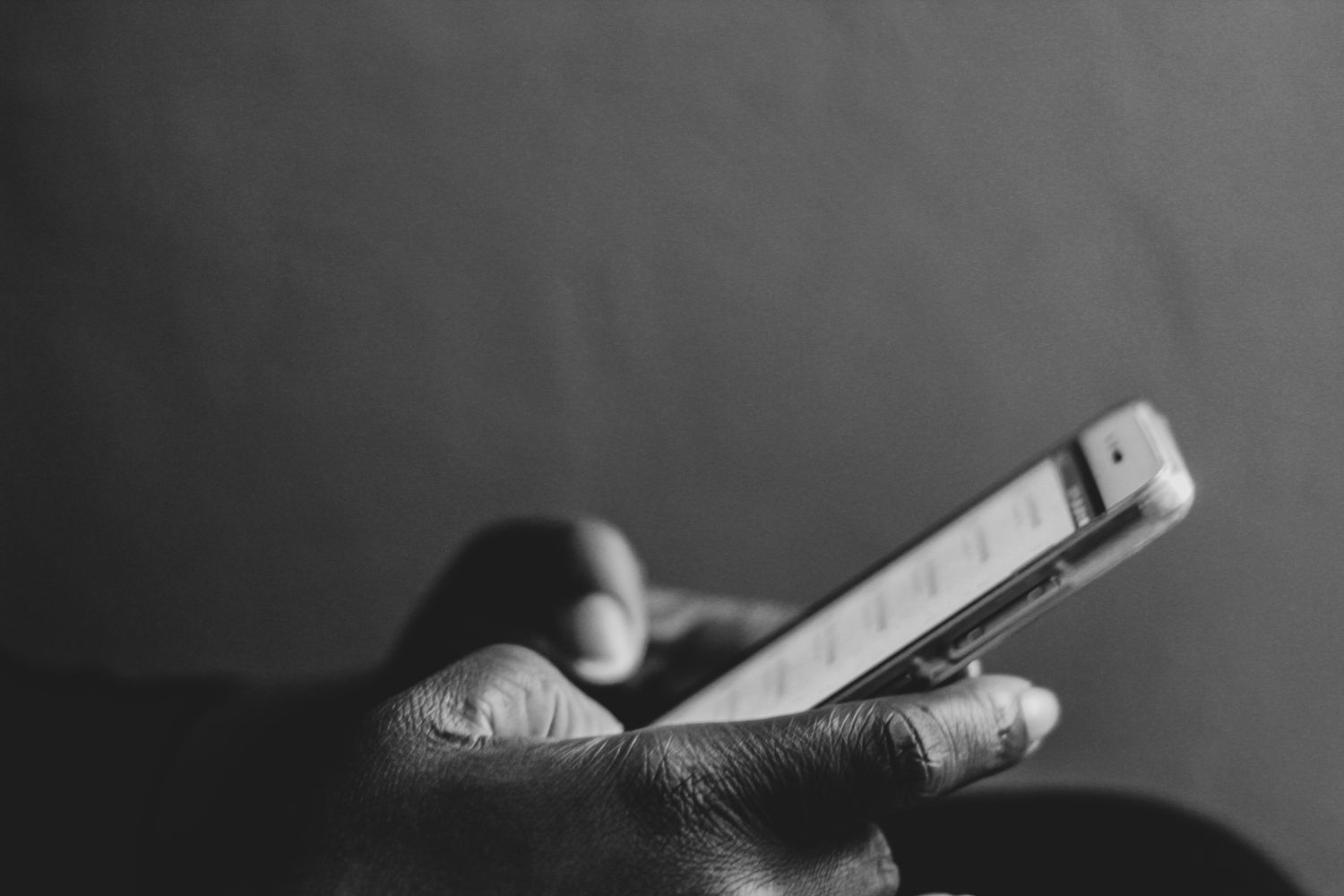 Une personne consulte sa santé sur son téléphone